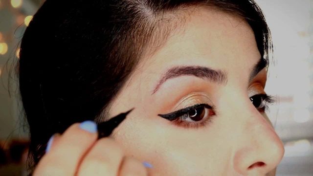 نصائح لرسم آيلاينر مثالي وجذاب.. اكتشفيها