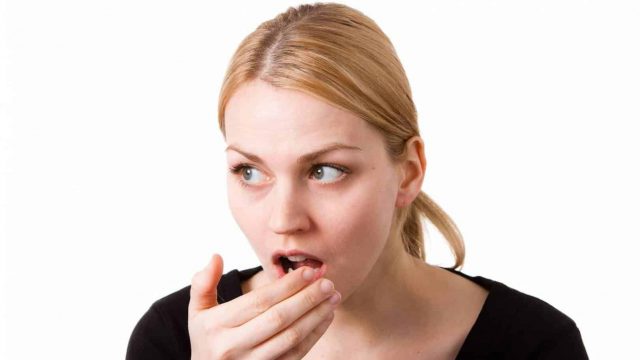 وصفات طبيعية للتخلص من رائحة الفم الكريهة