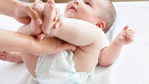 اكتشفي سبب الرائحة الكريهة لريح الرضيع