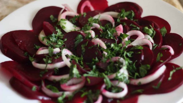 طريقة تجهيز سلطة الشمندر والبقدونس