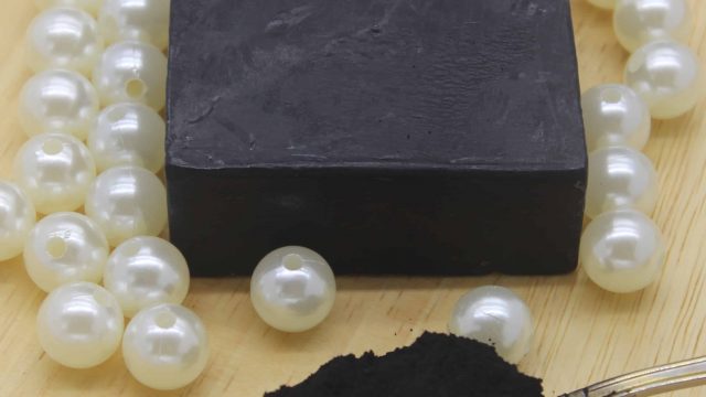 طريقة صنع صابون الفحم النشط للعناية بالبشرة