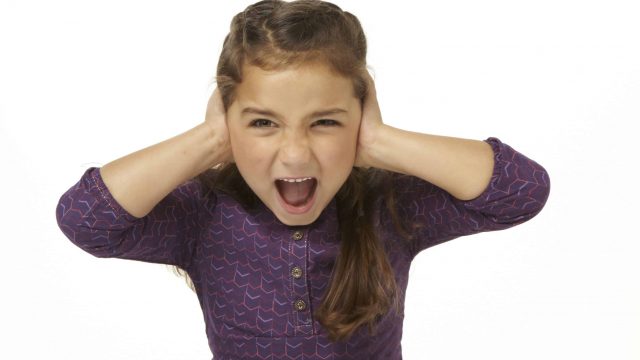 كيف تساعدين طفلك على تجاوز المواقف السيئة؟