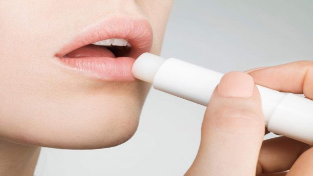 حيل جمالية باستخدام مرهم الشفاه.. اكتشفي ماهي؟