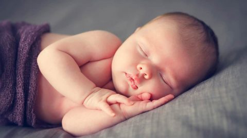 كيف تساعدين طفلك على النوم بسهولة؟