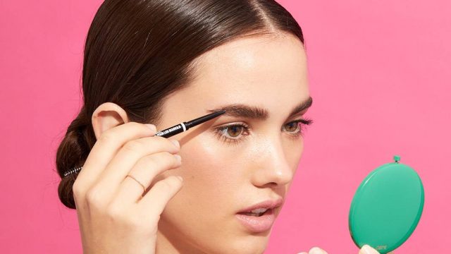 اكتشفي طريقة رسم الحواجب في المنزل