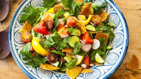 الطريقة الصحيحة لتجهيز سلطة الفتوش على الطريقة اللبنانية