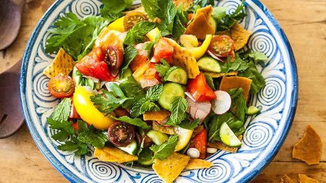 الطريقة الصحيحة لتجهيز سلطة الفتوش على الطريقة اللبنانية