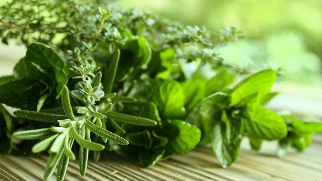 أقنعة الزعتر لتنظيف البشرة