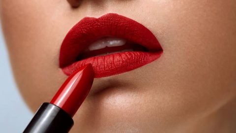 4 خطوات بسيطة لتطبيق أحمر شفاه مثالي