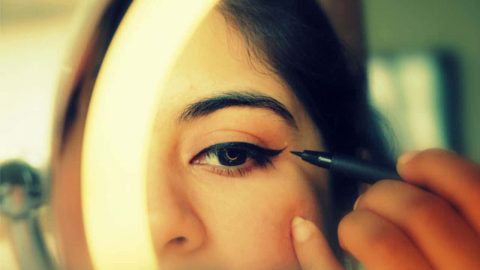 تعلمي طريقة رسم العيون باستخدام الآيلاينر خطوةً بخطوة  