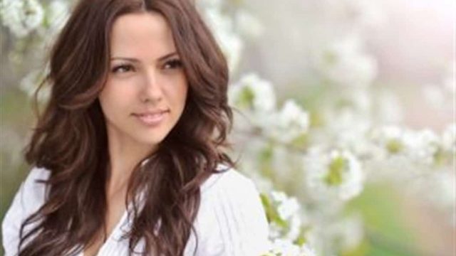 طرق تنظيف وتفتيح لون بشرتك قبل فصل الصيف