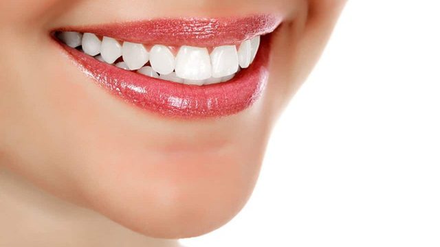 حيل استخدام أحمر الشفاه لتحصلي على أسنان بيضاء