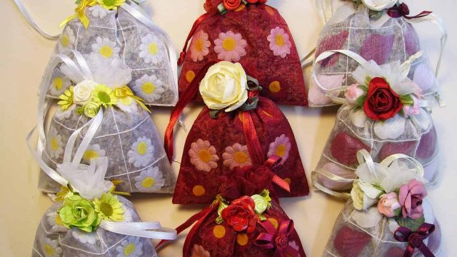 4 طرق مبتكرة لتعطير خزانة الملابس