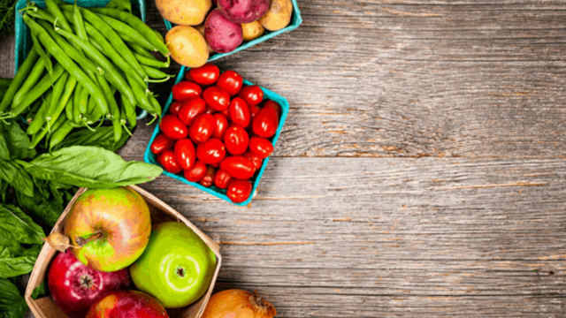 اكتشفي أفضل الخضار والفواكه لتطويل الشعر