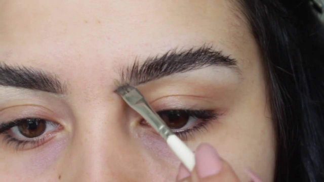 بالفيديو: أسهل طريقة لترتيب الحواجب