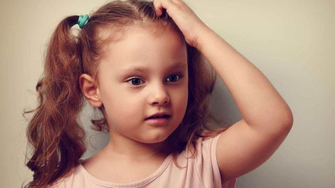 وصفات آمنة لعلاج تساقط الشعر عند الأطفال