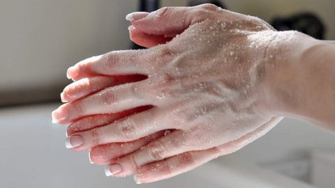 كيفية تقشير اليدين بطرق منزلية بسيطة