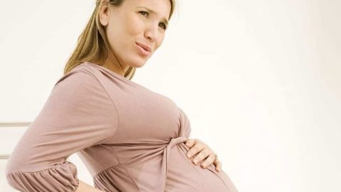 ما الذي يسبب حموضة المعدة لدى الحامل؟