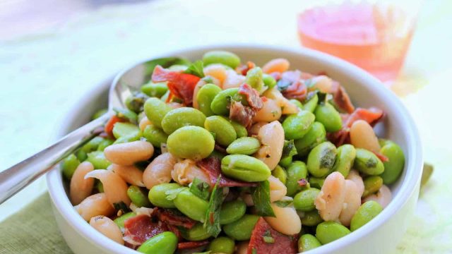 طريقة تجهيز سلطة الفول الأخضر