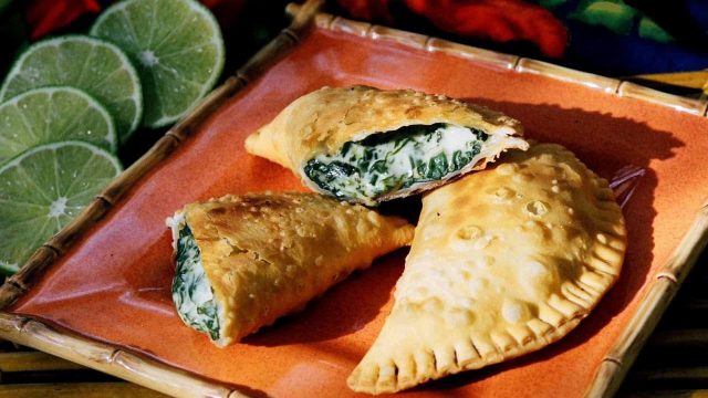 خطوات تجهيز سمبوسك بالسبانخ والجبنة