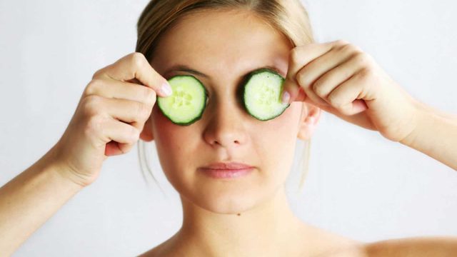 طريقة التخلص من الهالات تحت العين وعالامات الشيخوخة