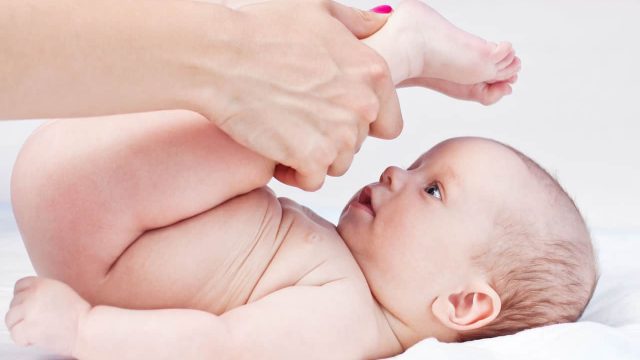 5 وصفات طبيعية لعلاج المغص عند الرضع