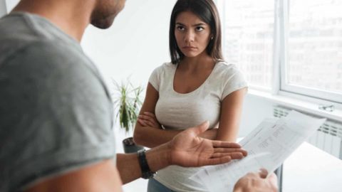 كيف تسيطرين على غيرتك الزائدة تجاه زوجك؟