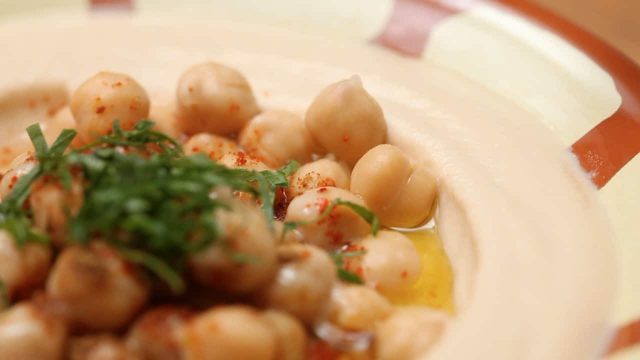 طريقة تجهيز الحمص بزيت الزيتون للسحور