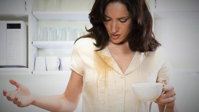 حيل منزلية لتنظيف بقع الزيت من الملابس