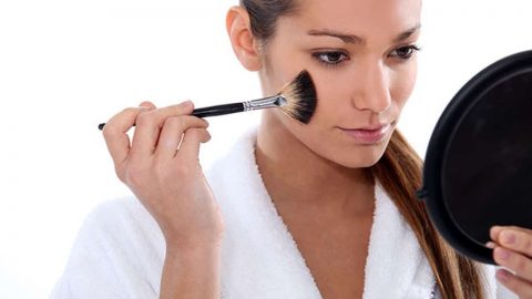 طريقة تطبيق المكياج للبشرة الدهنية