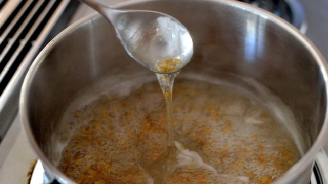 كيف أستخدم جل بذور الكتان للشعر ؟