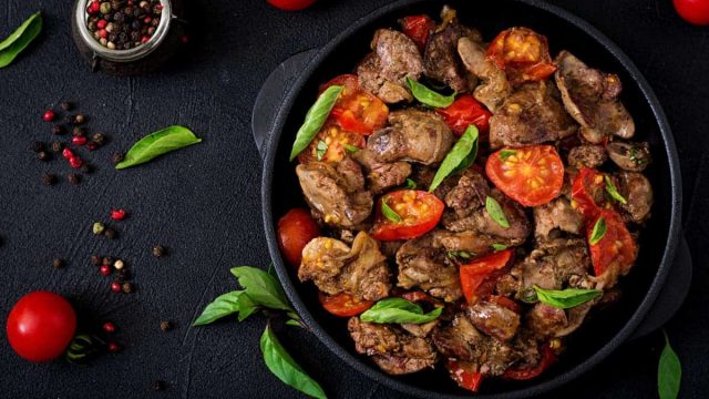 خطوات تجهيز قوانص الدجاج بالبصل والثوم