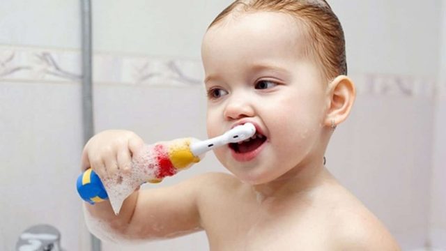 اكتشفي كمية معجون الأسنان المنصوح بها للأطفال