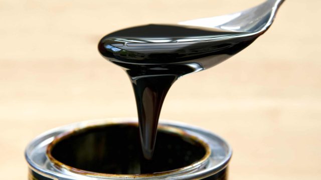 تعرفي إلى فوائد العسل الأسود للتخسيس