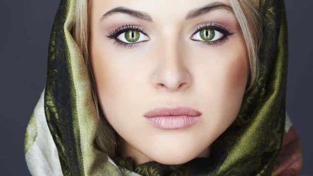 للمحجبات: تطبيق مكياج ناعم ربيعي في خطوات