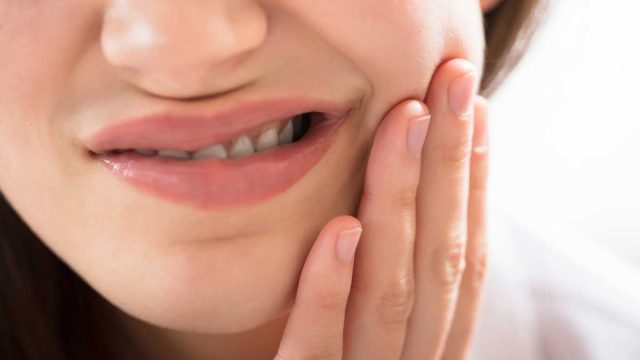 5 علاجات طبيعية لمحاربة تسوس الأسنان