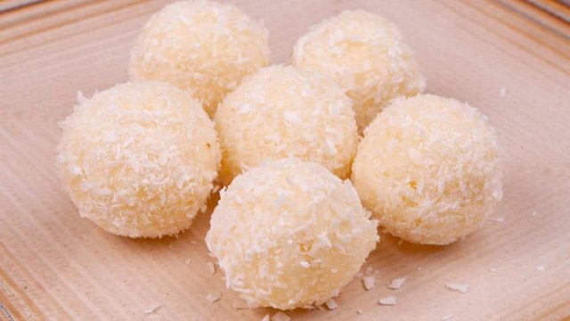 كيفية تجهيز كرات جوز الهند بالفستق الحلبي في العيد