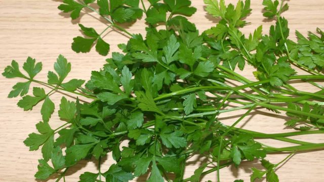 لا تفوتي فوائد البقدونس للشعر!