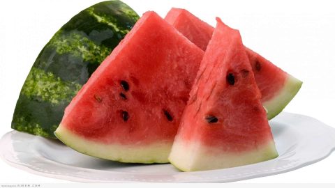 لا تفوتي الاستمتاع بفوائد البطيخ على بشرتك هذه الصائفة