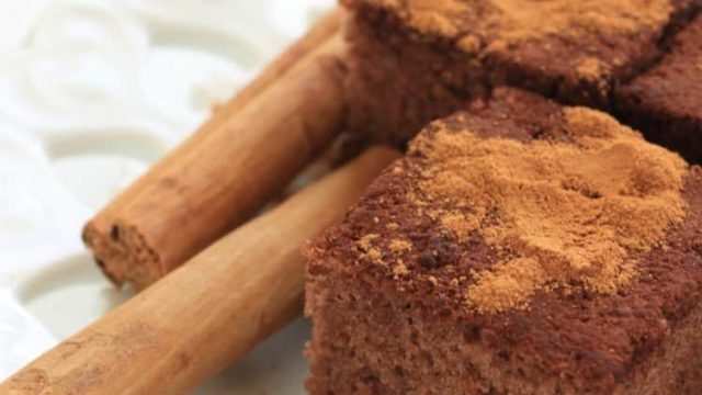 خطوات بسيطة لتجهيز كيكة القرفة