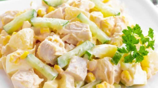 طريقة تجهيز سلطة الدجاج والذرة