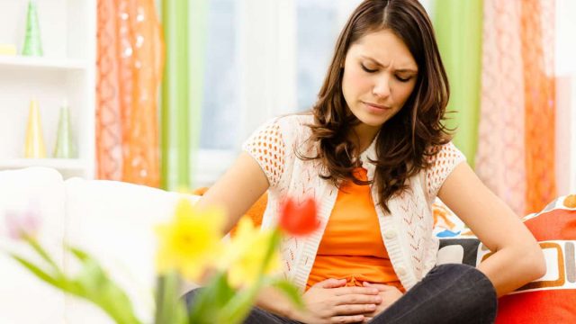 اكتشفي أعراض التهاب المبايض وطرق العلاج الطبيعية