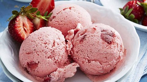 خطوات تجهيز ايس كريم بنكهة الفراولة