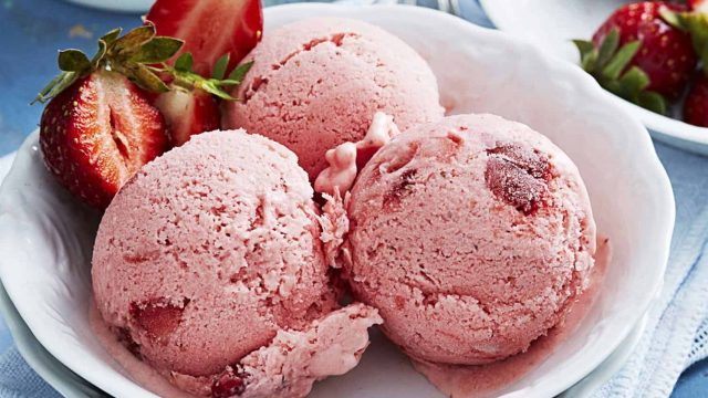 خطوات تجهيز ايس كريم بنكهة الفراولة