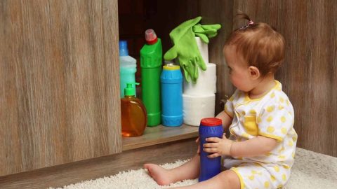 نصائح للتعامل مع تسمم الأطفال بمواد التنظيف
