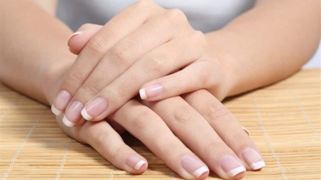 خلطات طبيعية لعلاج تشقق الجلد حول الأظافر
