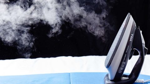 حيل منزلية فعالة لتنظيف مكواة البخار