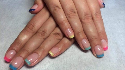 3 طرق بسيطة لإزالة طلاء الأظافر الملطخ بدون أسيتون