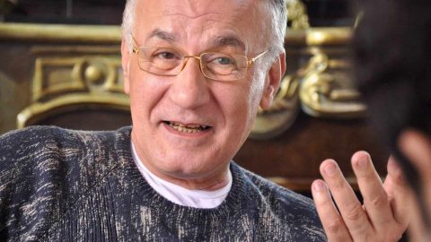 شقيقة عزت أبو عوف تكشف عن التطورات الجديدة في حالته الصحية!