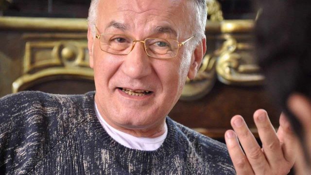 شقيقة عزت أبو عوف تكشف عن التطورات الجديدة في حالته الصحية!